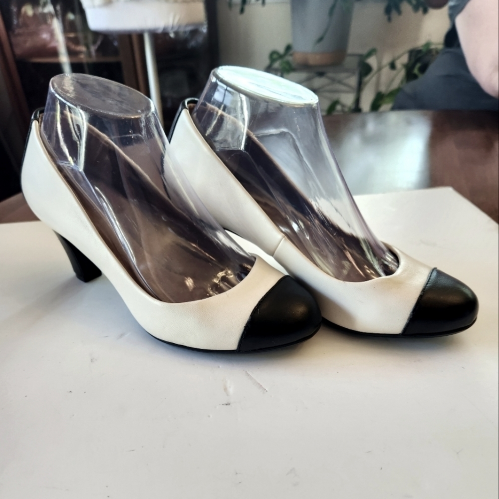 Size 7.5 Vince Camuto leather classic Mary‎ Jane style pumps, 2 in heels